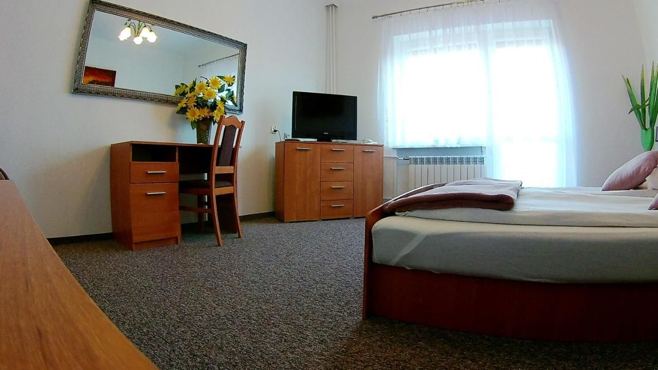 Отель Hotel Pod Trzema Różami Санок-7