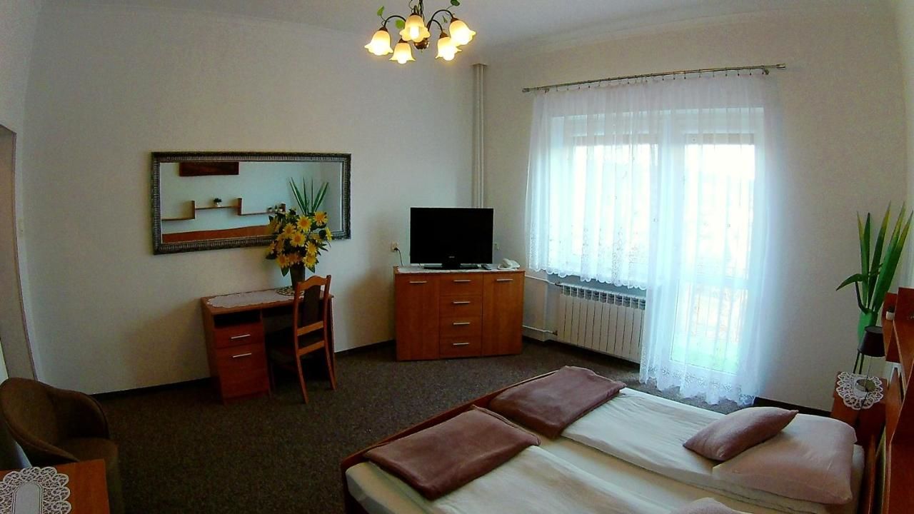 Отель Hotel Pod Trzema Różami Санок-8