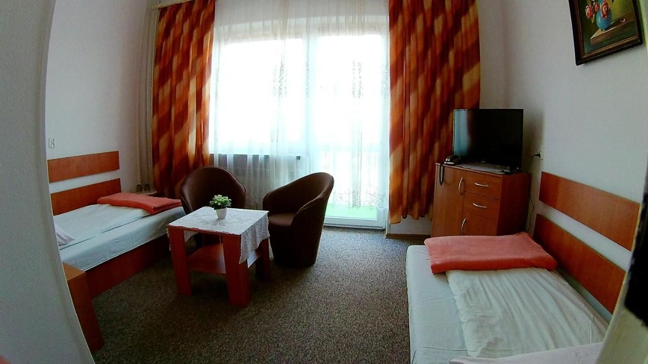 Отель Hotel Pod Trzema Różami Санок